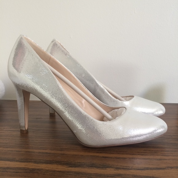 nine west round toe pumps